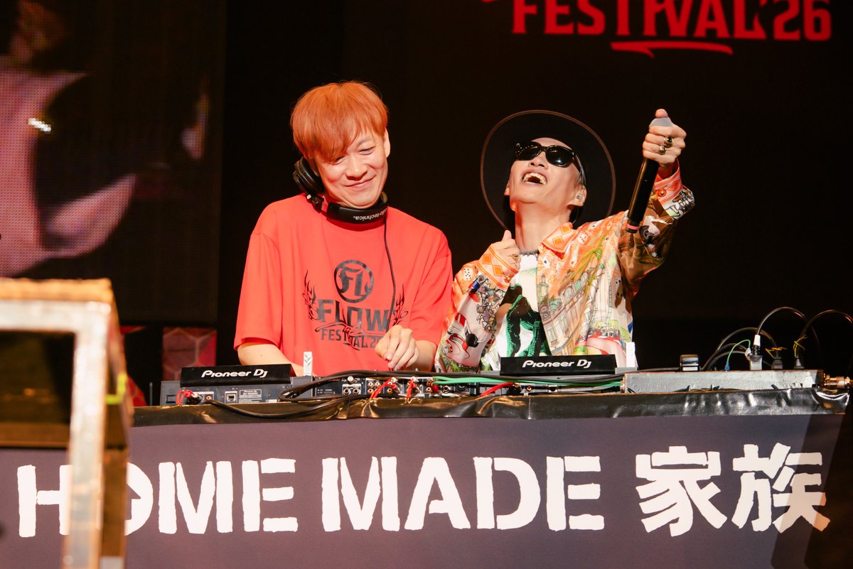 FLOW_official's tweet photo. 📸速報LIVE PHOTO

ロックバンドが創るアニソンロックフェス🎸
『FLOW THE FESTIVAL 2026』🔥

FLOW ∞ HOME MADE 家族
「NIGHT PARADE」
「GO!!!」

3人揃った盟友・HOME MADE 家族さんとの待ちに待ったパフォーマンス、胸が熱くなるステージでした✨
ありがとうございました!!!

Photo by SUGI, 佐藤広理, 郡元菜摘, 柊 舞

#HMKU #FTF2026 #FLOWフェス 
@HMKU_Official