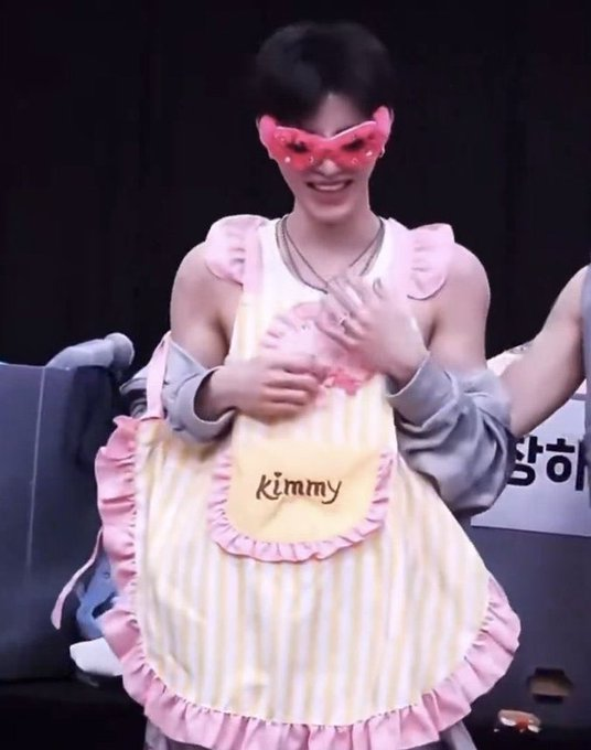 binneulcore's tweet photo. I shall write neul wearing this for bin but feeling so shy and timid he flushes pink and red everywhere visible while bin teases him by lifting the apron with his curious, exploring hands... yes https://t.co/V3n5cb5LnR