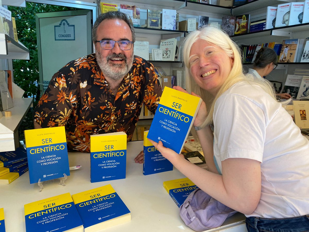 LluisMontoliu's tweet photo. Muchas gracias a todos y todas quienes os habéis acercado hoy a la caseta de @comareseditor en la @FLMadrid para saludar, conversar y/o llevaros un ejemplar dedicado de #SerCientífico, la ciencia como vocación y profesión. https://t.co/6yWPQPdEUm
