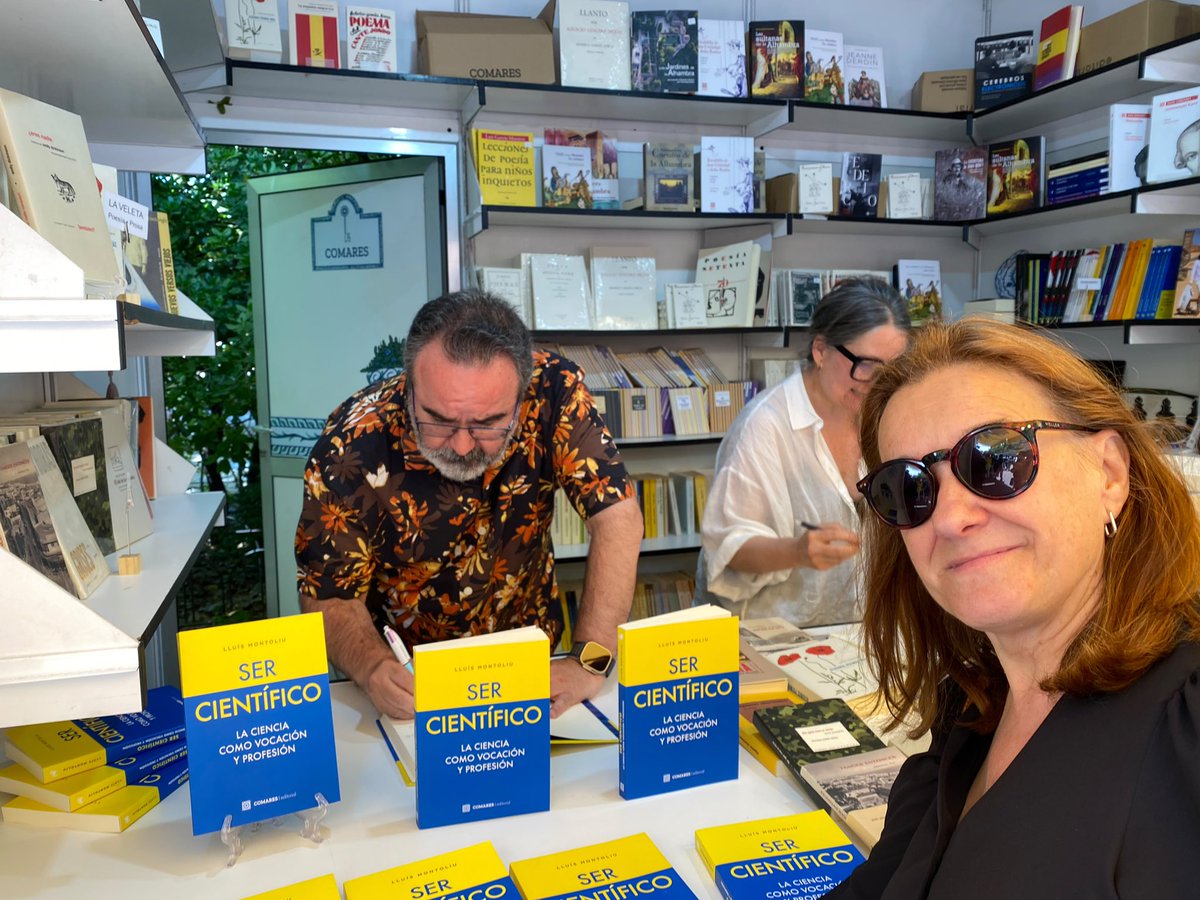 LluisMontoliu's tweet photo. Muchas gracias a todos y todas quienes os habéis acercado hoy a la caseta de @comareseditor en la @FLMadrid para saludar, conversar y/o llevaros un ejemplar dedicado de #SerCientífico, la ciencia como vocación y profesión. https://t.co/6yWPQPdEUm