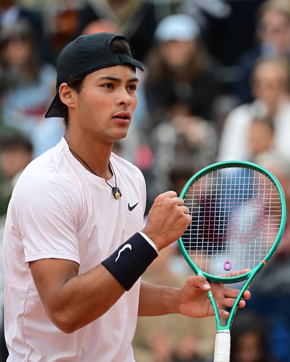 ma__linharess's tweet photo. GUTO MIGUEL É CAMPEÃO DE ROLAND GARROS JR!

Passou por Michael Antonius por 6-3 e 6-4 - que chegou na final sem perder sets.

1º brasileiro a vencer RG no juvenil e 4º brasileiro a vencer um major (simples masculino)!

Garantido no topo do ranking!

#RolandGarrosnaESPN https://t.co/3JAuBVAqPp