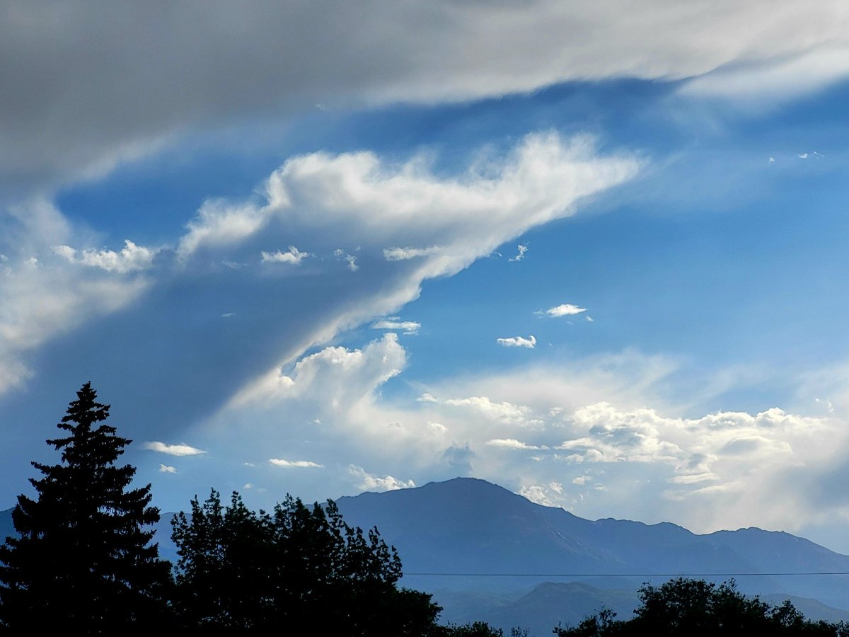 TamiK_Colorado's tweet photo. Beautiful day to you all from Colorful Colorado with love ❤️ 
#beautiful #sky over #PikesPeak #Colorado 
#NaturePhotography 🦋🗻🌲 https://t.co/P2V7HeqaPR