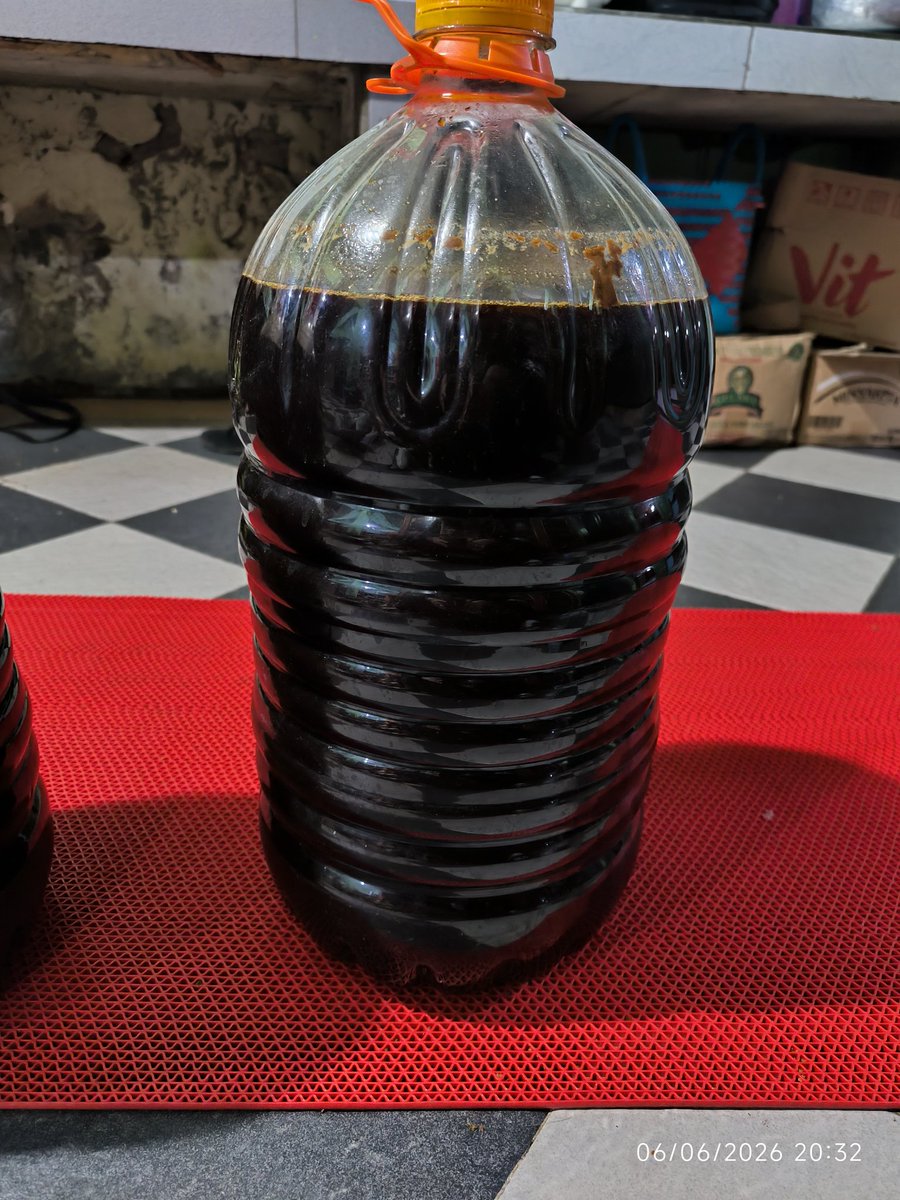 lamma5's tweet photo. Memanfaatkan wadah bekas air minum buat naruh bakteri.... 😁😁😁 Sementara dikasih makan tetes tebu(praktis)... Wlopun bnyk yg lebih murah bahkan gratis😁😁😁 https://t.co/Lru0d0JVKz