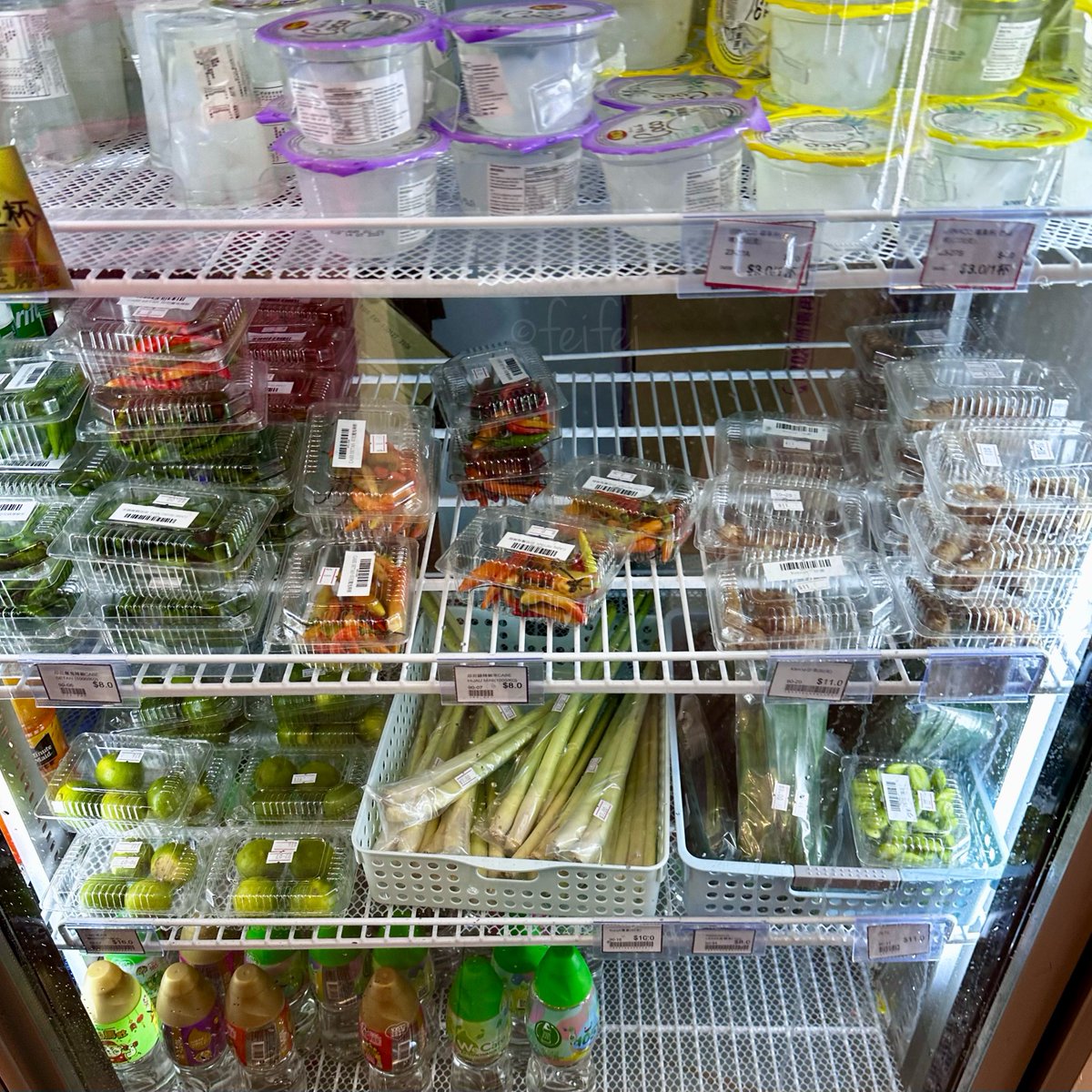 feifeihk's tweet photo. 気になっていた營多Indo Marketへ🌴
この店には東南アジアの食品や日用品などが売られている。店頭の弁当や揚げ魚が美味しそう🍱🐟
（日本の輸入食材店も一部の麵類を見かけるが）ここは種類が多い上に安い！料理に使う野菜などもある🫚🌶️香港にいながらプチトリップしたような気分😊 #hongkong #香港 https://t.co/PfAPGgDlfI