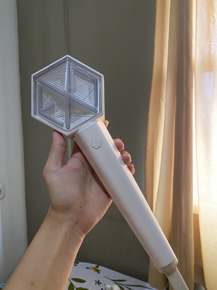 adadechvi's tweet photo. want to rent sewa lightstick EXO ver 3 avail day 2 (7 juni)
- day 1 ❌
- day 2 ✅
- 200k/day (inc baterai AAA)
- cod (venue, transum, atau sekitar)/gosend
- wajib dp 50k untuk book
- jaminan kartu identitas (ktp/sim/ktm)

#exo #jakarta #exhorizon #gbk #lighstick https://t.co/n4KRq4nbrc