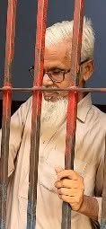 MariaBalochPK's tweet photo. ارے بھئی : لین دین میرا حق اور بیوی کا فرض تھا ، 
کئی سال سے انکاری تھی ، اس رات اسے کہا تو اس نے قینچی اٹھا لی ، 
میں مجبور ہو گیا میں نے بھی راڈ اٹھا لیا ۔۔۔۔ 
عدالت پیشی کے موقع پر کراچی والے بابا مجبور کا بیان ۔۔۔۔ 
عدالت پیشی کے موقع پر ایک صحافی کو بزرگ شہری نے بتایا کہ میں فٹ فاٹ ہوں میری بیوی بھی 58 سال کی ہونے کے باوجود ینگ لگتی  تھی لیکن اس نے وقت سے پہلے خود کو ریٹائرڈ کر لیا میں اس بات کے خلاف تھا کئی سالوں سے اسے منانے کی کوشش کررہا تھا مگر اسکا ہمیشہ صاف انکار رہا ، وقوعہ کی رات میں نے اسے بلایا تو اس نے قینچی اٹھا کر مجھے ڈرایا کہ کا۔ٹ کر رکھ دونگی بس اس بات پر مجھے غصہ آگیا جواب میں باہر پڑا ایک راڈ میں نے اٹھا لیا اسکے بعد کیا ہوا مجھے ہوش نہیں رہا ۔۔۔ صبح احساس ہوا تو نماز پڑھی اور تھانے چلا گیا ۔۔۔ مجھے اس فعل پر افسوس ضرور ہے لیکن شرمندگی نہیں ہے نہ میں کسی کے آگے شرمسار ہونے کی ضرورت ہے  ، ایسے واقعات عام ہیں ، میرے بیٹے کوئی دودھ پیتے بچے نہیں کہ انہیں میری مجبوری کا احساس نہ ہو ۔ میں بہادری سے حالات کا سامنا کرونگا ۔ اب جو اللہ کو منظور ہے دیکھی جائے گی