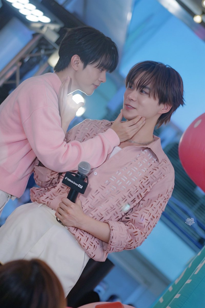 HappiiMeine's tweet photo. เขาว่าสายตามันหลอกกันไม่ได้
( @bbverpj @tonliew_mtp ⛅️·ᴗ·)
#BeverTonliew 
Shooting by @happiimeine 
Edit by @KoyaMom_

BVTL AT TIKTOKSHOP BDAY 
#TikTokShop66xBeverTonliew https://t.co/98AuvaqrJD