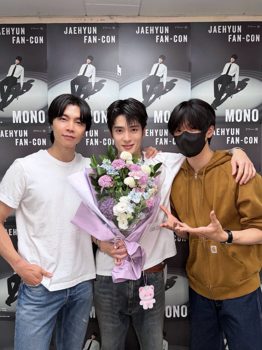 xingxingGf's tweet photo. Jisung konsisten banget sm posenya😭 mn outfitnya tertutup semua lagi😭 https://t.co/t7QaL99OkH