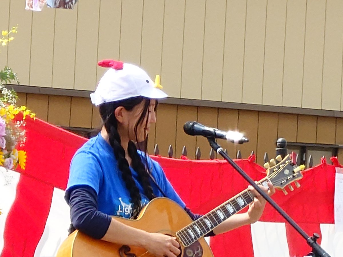 Known_z100's tweet photo. 2026・6月6日㈯
第18回　ひだまり地域ふれあい祭
風見穏香さんのステージ🎸②
#かざみしずか
#生きづらいけど生きてやる系シンガーソングライター
#スマホ撮影 https://t.co/792mzZZBXk