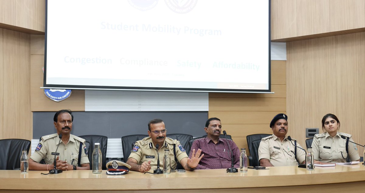 cyberabadpolice's tweet photo. స్టూడెంట్ మొబిలిటీ ప్రోగ్రామ్'పై సైబరాబాద్ సీపీ ప్రత్యేక సమీక్ష! 🚍
​విద్యార్థుల రవాణాను మరింత సురక్షితంగా, సాంకేతిక ఆధారితంగా తీర్చిదిద్దేందుకు సైబరాబాద్ పోలీస్ కమిషనర్ డా. ఎం. రమేష్, ఐపీఎస్ ఆధ్వర్యంలో ప్రైవేట్ ట్రావెల్స్ ప్రతినిధులు, రవాణా, ఆర్టీసీ అధికారులతో సమావేశం జరిగింది. https://t.co/psbptSI25V