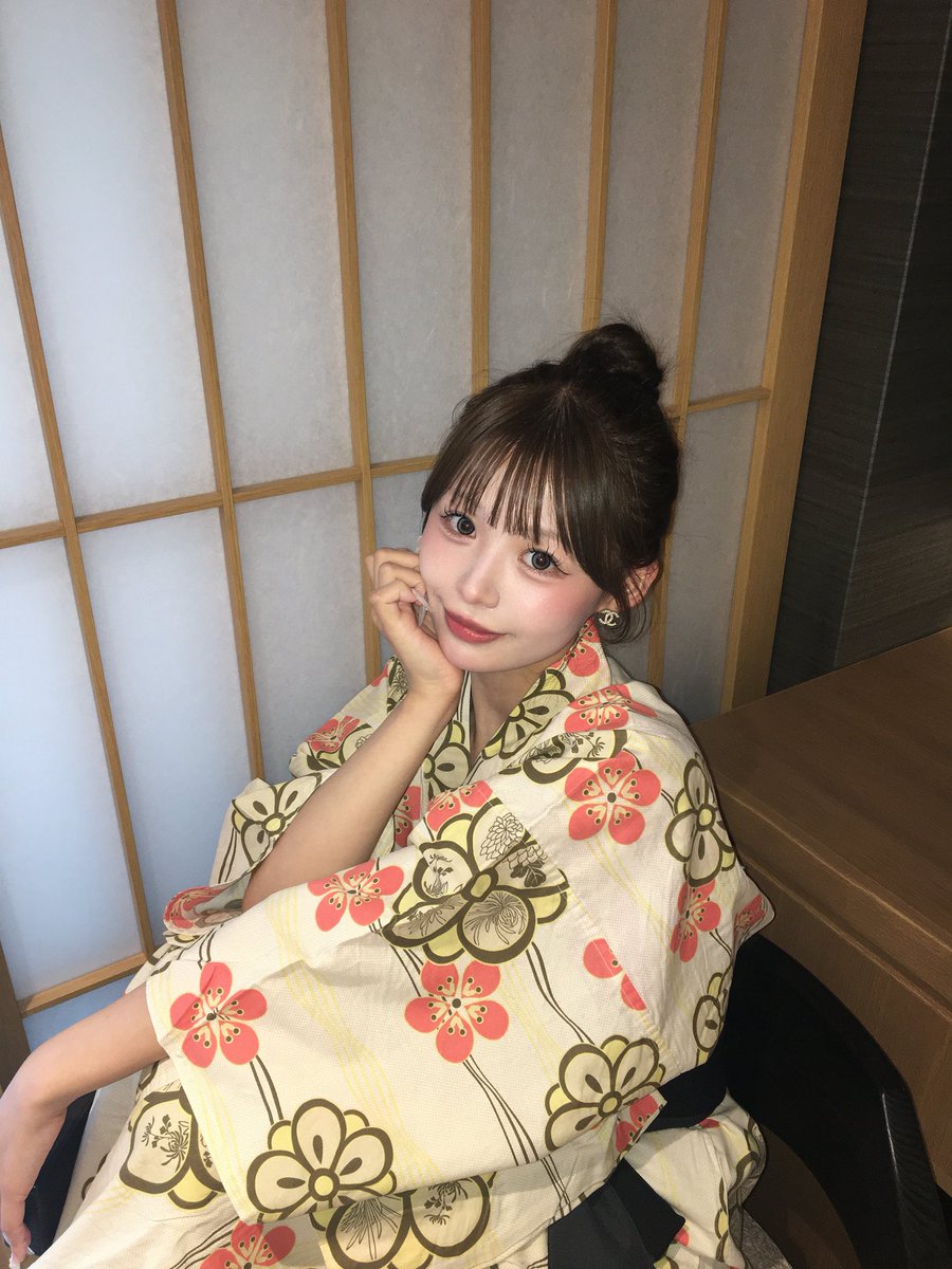 yuppi_91's tweet photo. 旅館で写真撮る時の髪型はお団子がマスト🍡❤️
どの角度で撮っても上半身が寂しくならないから盛れるよ♡ https://t.co/aWx1uwSSjk