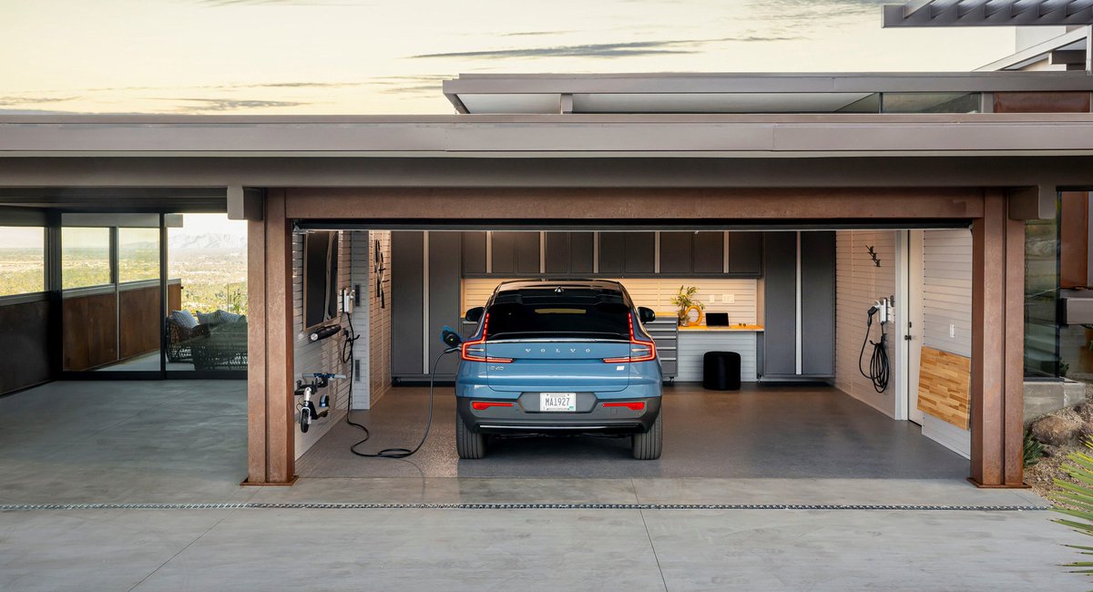 evAdvocate_org's tweet photo. EVs charge where your car already spends 95% of its life: parked and unoccupied. While you sleep, while you work, while you shop. In garages, on city streets, in your driveway. 

Gas cars? They can only be refueled at a gas station. They make you stop your life to fill up. https://t.co/5rp52Hn0zU
