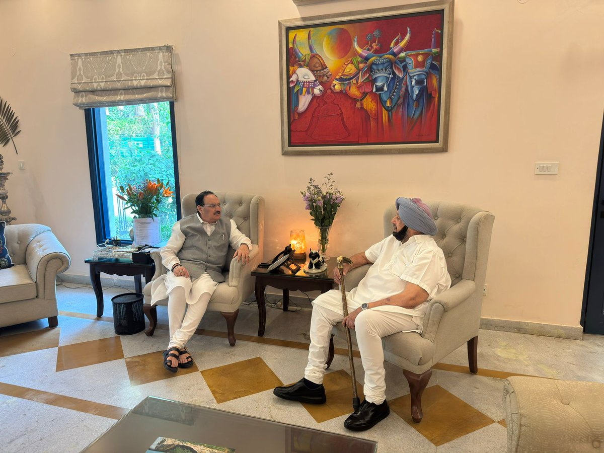 hpsjournalist's tweet photo. दो तस्वीरें दो अलग नेताओं के साथ कहानी सिर्फ एक ....@capt_amarinder की नाराज़गी दूर करने के लिए @AmitShah की जादू की झप्पी साथ में @JPNadda से भी मुलाकात 
#amrindersingh https://t.co/PNGETb91zE