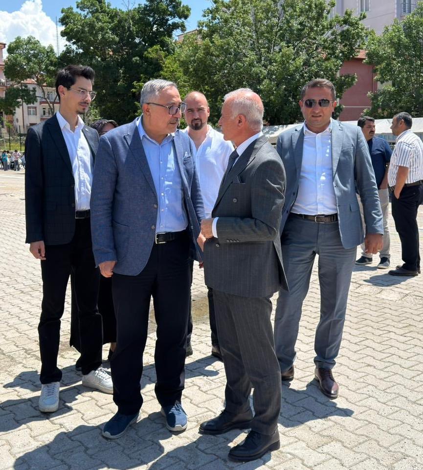 AkGencSKochisar's tweet photo. 📍 Tuzgölü İlkokulu

İlçe Başkanımız Sn. Levent SARIKAYA, Yönetim Kurulu Üyelerimiz, Kadın Kolları Başkanımız Sn. Aysun PEKMEZCİ ve Gençlik Kolları Başkanımız Sn. Deniz Ali MUTLU, Tuzgölü İlkokulu'da düzenlenen kermese katılım sağlayarak destekte bulundular. https://t.co/SavBVdkLDl