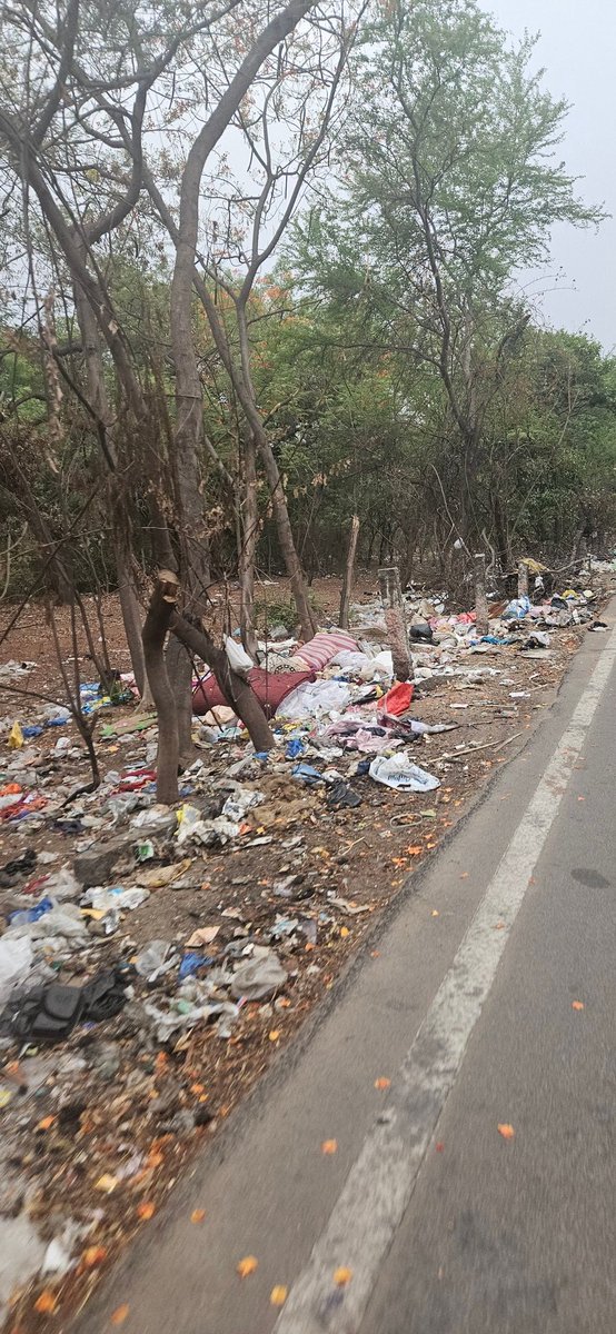najeeb775's tweet photo. @SECBAD_CANTT the Bowenpally dairy farm road around water tank is being converted into a garbage dumping ground. This is risk to citizens health. Why is @SECBAD_CANTT not paying attention to this? Who is responsible for this?

@CommissionrGHMC @GHMCOnline https://t.co/hO3mjigwGa