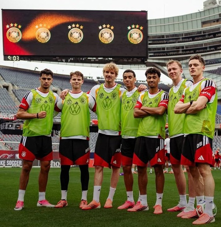 Gazpachen's tweet photo. Lo que pasó en el entrenamiento de hoy es más que irónico.

Este fue el equipo ganador de la práctica de hoy... ¿Quién fue el arquero? Jonas Urbig, que no forma parte de la lista de los 26 jugadores, pese a que hizo todo mérito para estarlo. Pero esto, lejos de desmotivarlo, lo ha llevado a vencer a Baumann, que, si Neuer sigue lesionado, es el titular.

Las decisiones de Nagelsmann encontrándose con la realidad, capítulo 1000. Y cuando digo realidad me refiero a que Urbig es 5 veces mejor que el arquero del Hoffenheim y no precisamente por la práctica de hoy.