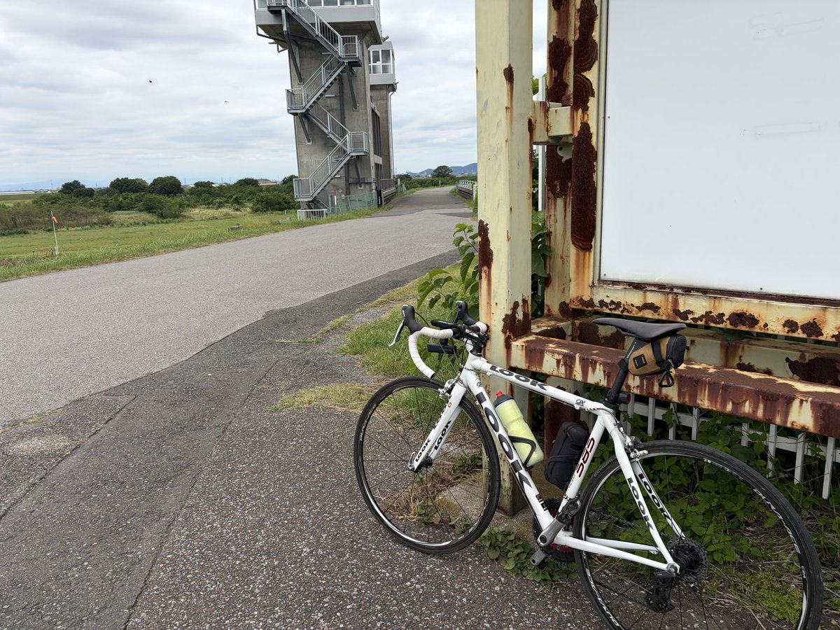 LOOK585CA's tweet photo. 続々再セッテング
渡良瀬川SR遡上で足利
若干の迷走を伴って
サドルをコンコールFXに戻して若干前に座れるように
前回同様に前乗り気味
クリート入れづらいのでスペーサーは撤去か？
使われてない筋肉使うようで部分的な疲労感大
前腿は順調に足攣り警報発生せず https://t.co/26KplhtNw2