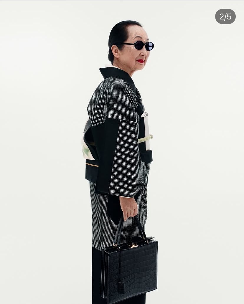 tokyofashionlab's tweet photo. ピカソにして天才と言わしめた画家バルデュスの妻、節子・クロソウスカ・ド・ローラ。
84歳にしてヨーロッパの社交界で存在感を増す彼女は何処でも着物で過ごし、今年はTom Fordのキャンペーンにも起用された。

コレクションのフロントロウに座る彼女の凛々しさには歳を重ねた美しさが詰まっている。 https://t.co/gyml2sI8d1