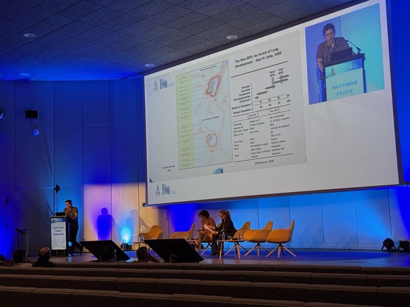SeparRespira's tweet photo. 👶🏻El Dr. Santiago Pérez Tarazona participa en la sesión de salud respiratoria infiantil: ‘La interacción entre el exposoma y el pulmón en los primeros años de vida. Posibilidad de desarrollo de EPOC’ del Área de #EPOC y el Área de Neumología Pediátrica.

#SEPARespirACoruña #SEPAR https://t.co/GZxSuCkDbP