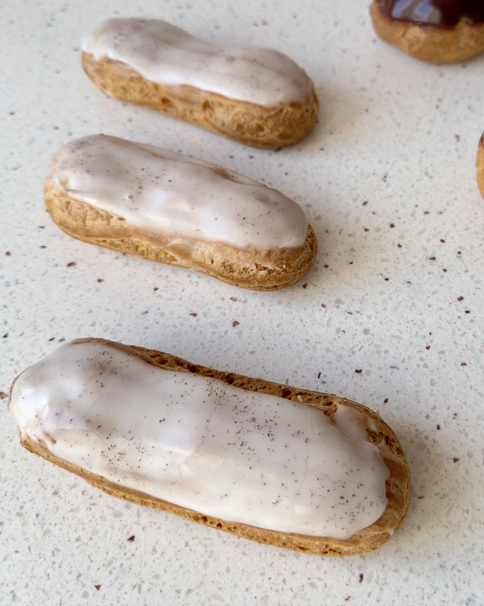 BPastrylover's tweet photo. 📚 Révisions CAP Pâtissier — Éclair &amp; Religieuse 
Aujourd’hui, révision d’un grand classique de la pâtisserie française, mais aussi de la bête noire de nombreux apprentis pâtissiers : la pâte à choux.
#revisioncap #patisserie https://t.co/T5pARbLnru