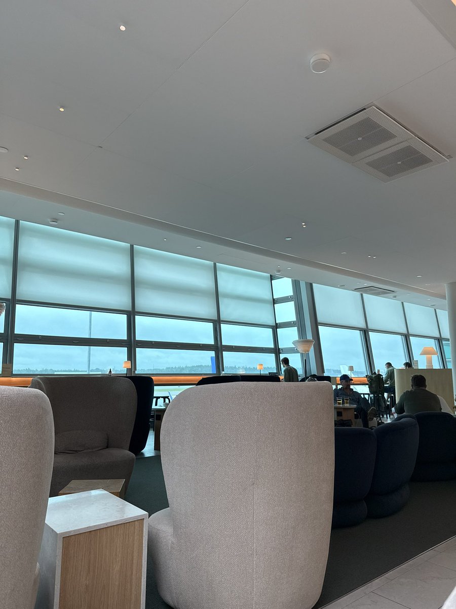 mininooon1's tweet photo. ヘルシンキで乗り継ぎ便キャンセルからの振替で5時間待ち
着いていきなり雲行き怪しい https://t.co/zzT8ga50FP