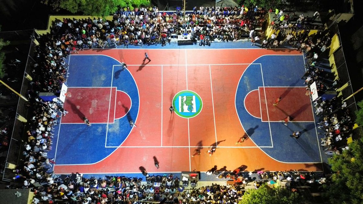 ElCleidi's tweet photo. El municipio,  pueblo viejo Azua, está viviendo un, momento especial, con su 5to de básquetbol, siempre llena la cancha municipal José Francisco Peña Gómez. https://t.co/MF86KUScYD