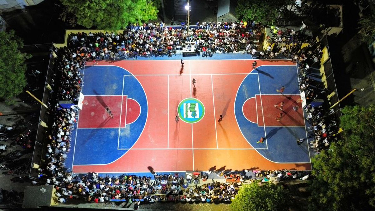 ElCleidi's tweet photo. El municipio,  pueblo viejo Azua, está viviendo un, momento especial, con su 5to de básquetbol, siempre llena la cancha municipal José Francisco Peña Gómez. https://t.co/MF86KUScYD