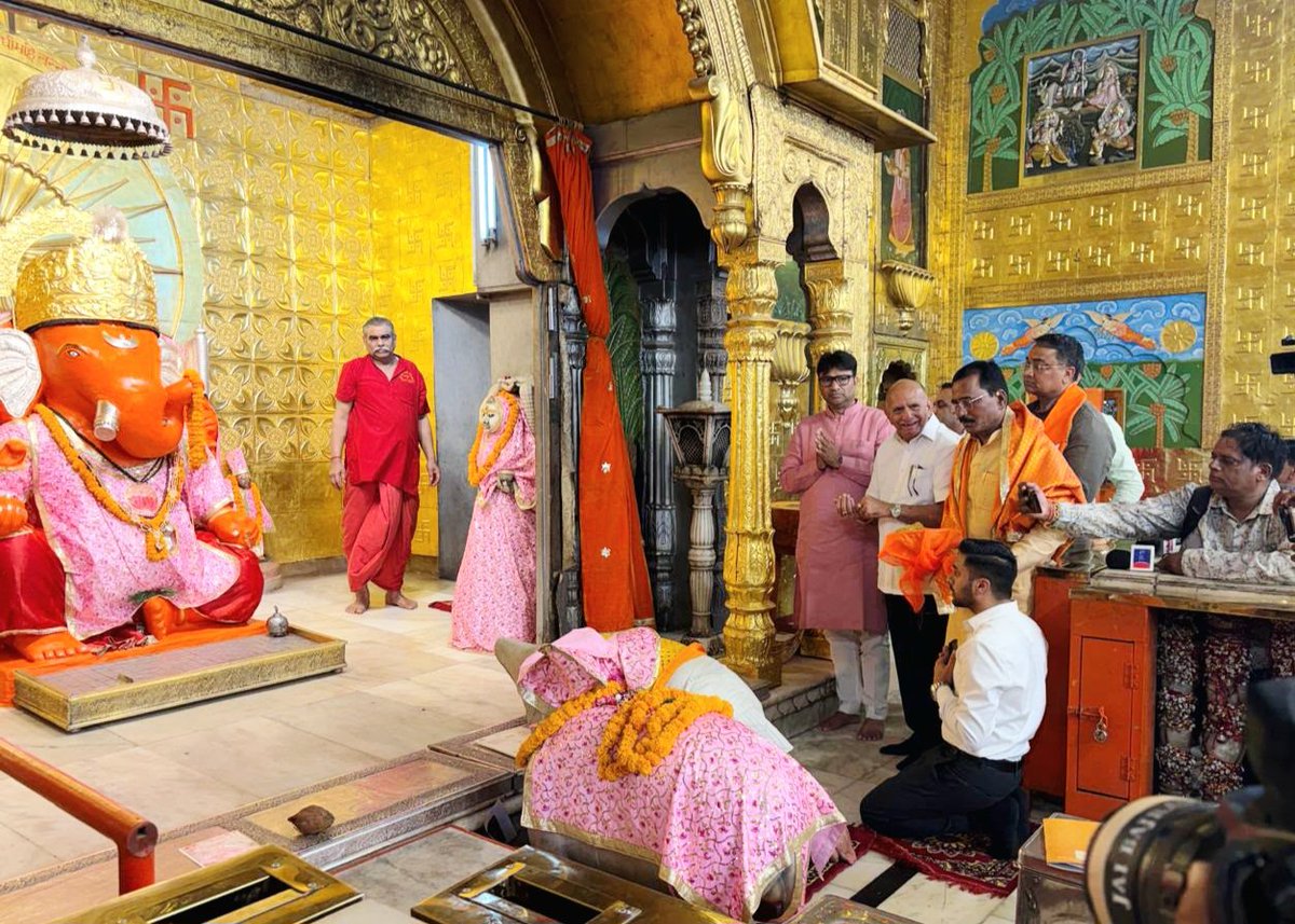 ajaeybjp's tweet photo. वक्रतुण्ड महाकाय सूर्यकोटि समप्रभ।
निर्विघ्नं कुरु मे देव सर्वकार्येषु सर्वदा॥

आज शौर्य और पराक्रम की पावन भूमि राजस्थान (जयपुर) पहुंचने पर प्रथम पूज्य मोती डूंगरी श्री गणेश जी महाराज के दर्शन कर सर्व मंगल की कामना की। https://t.co/D8gNqIfUyo