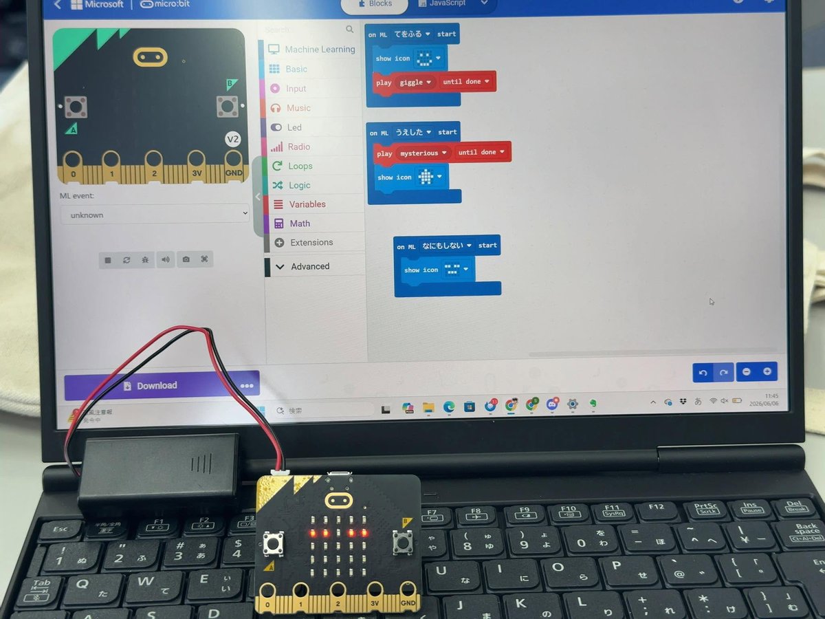 okiu_sanjyo's tweet photo. micro:bitのCreateAIで遊んでました.メンターが(私が)😆
「手を横に振る」「手を上げる/下げる」「何もしない」の3パターンの動きを学習させ,その後の動作でLED表示と音を鳴らすなどしてました
#CoderDojo #microbit #createAI https://t.co/Mktwx8gGUT