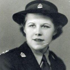 CraigBaird's tweet photo. Ruth Muggeridge was a nurse who served at a base hospital that was a casualty clearing station. Over the course of one night, she dealt with hundreds of wounded soldiers who had landed at Juno Beach and assisted in saving many lives.

📸 LAC

🧵 5/12 https://t.co/WAbHpKjatM