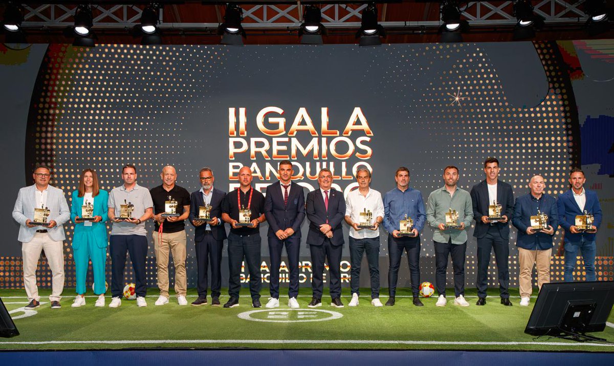 CDTOficial's tweet photo. 🏆 𝐀́𝐥𝐯𝐚𝐫𝐨 𝐂𝐞𝐫𝐯𝐞𝐫𝐚 recibe el premio como 𝑚𝑒𝑗𝑜𝑟 𝑒𝑛𝑡𝑟𝑒𝑛𝑎𝑑𝑜𝑟 𝑑𝑒𝑙 𝐺𝑟𝑢𝑝𝑜 1 de @Primera_RFEF ⚪🔵👏🏻

▶️ https://t.co/DCWFT5RgiB

📸 @rfef

#LaBregaNosUne https://t.co/Ts5Par32oD