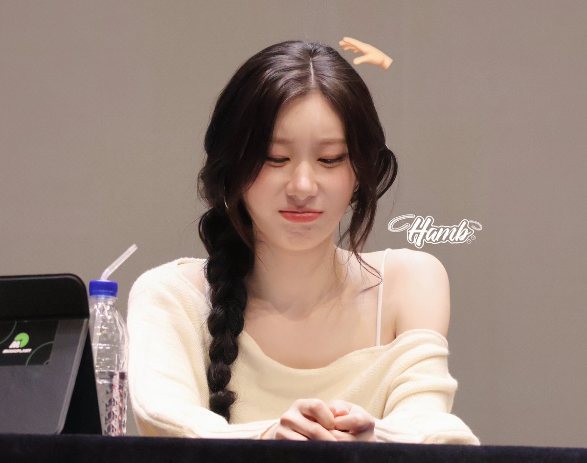 HambCLRJ_01's tweet photo. 260529 MP

애교죠？🥺🫳🏻

#CHAERYEONG #채령
#ITZY #있지 https://t.co/UzVNl3jl4h