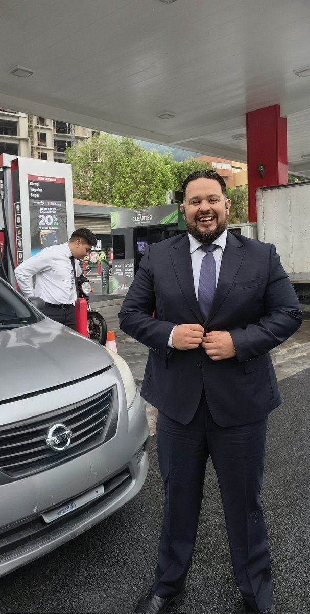 ZaFaDo72's tweet photo. Haciendo trabajo en el territorio, obvien al guardaespaldas xq yo me siento seguro en el país, vamos por la alcaldía de San Salvador. Cuento con tu voto 😎 https://t.co/fOHt8Rc0c1