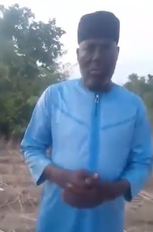 MobilePunch's tweet photo. 𝐊𝐢𝐝𝐧𝐚𝐩𝐩𝐞𝐫𝐬 𝐨𝐟 𝐞𝐱-𝐚𝐫𝐦𝐲 𝐠𝐞𝐧𝐞𝐫𝐚𝐥 𝐫𝐞𝐥𝐞𝐚𝐬𝐞 𝐯𝐢𝐝𝐞𝐨, 𝐝𝐞𝐦𝐚𝐧𝐝 𝐥𝐢𝐯𝐞𝐬𝐭𝐨𝐜𝐤, 𝐦𝐞𝐦𝐛𝐞𝐫𝐬’ 𝐫𝐞𝐥𝐞𝐚𝐬𝐞

The abductors of retired Major General Rabe Abubakar, former Director of Defence Information, and his wife released a video on Saturday showing the couple in captivity.

Read more: https://t.co/LsxLlP9DRB