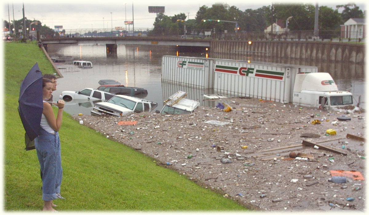TDIespanol's tweet photo. #EnEsteDía: 2001

La tormenta tropical Allison se detuvo sobre Texas, dejando caer 36 pulgadas de lluvia. 

Murieron 23 personas y 10,000 viviendas sufrieron daños.

Es la única tormenta tropical estadounidense cuyo nombre ha sido retirado.

https://t.co/Z0cyVSc3LZ https://t.co/u5d1M7jhvI