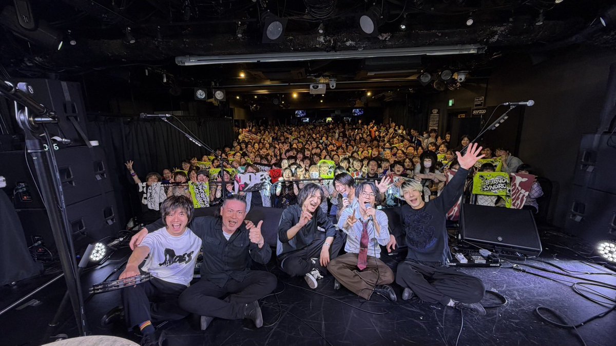 kumagai_kazuumi's tweet photo. 本日はアンセムアキバにて、DOESさんとの2マンライブでした！完売センキュー！

"曇天"をカバー&amp;アンコールでコラボさせて頂きました☁️

「銀魂」の主題歌コンペの時に"曇天"を聞き込んで"花一匁"を書いたことを思い出し、非常にエモかったです。

DOESの御三方、フロアの皆、ありがとうございました⚔️ https://t.co/WorB007hY4