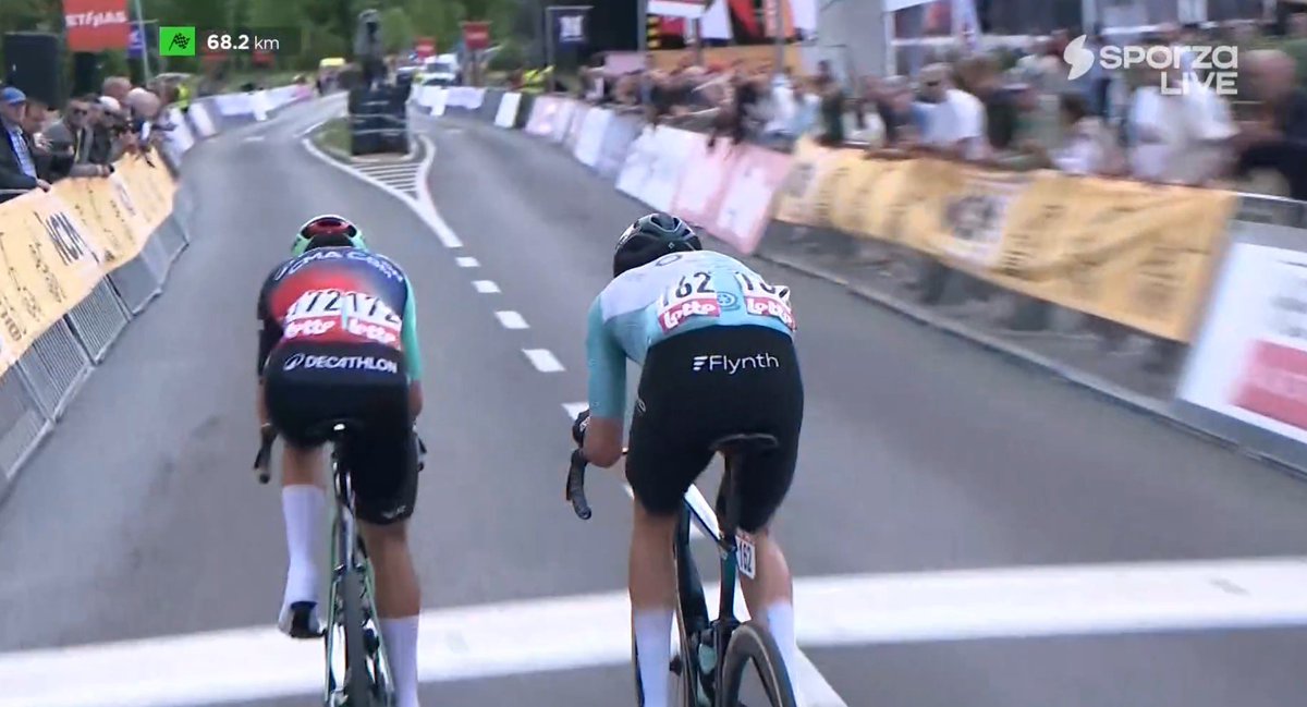 LPDouces's tweet photo. So there's a traffic island 30m after the finish line ? On a likely sprint ending ?
Interesting decision from a safety perspective.
#HeistsePijl https://t.co/ATZiBG8BHC