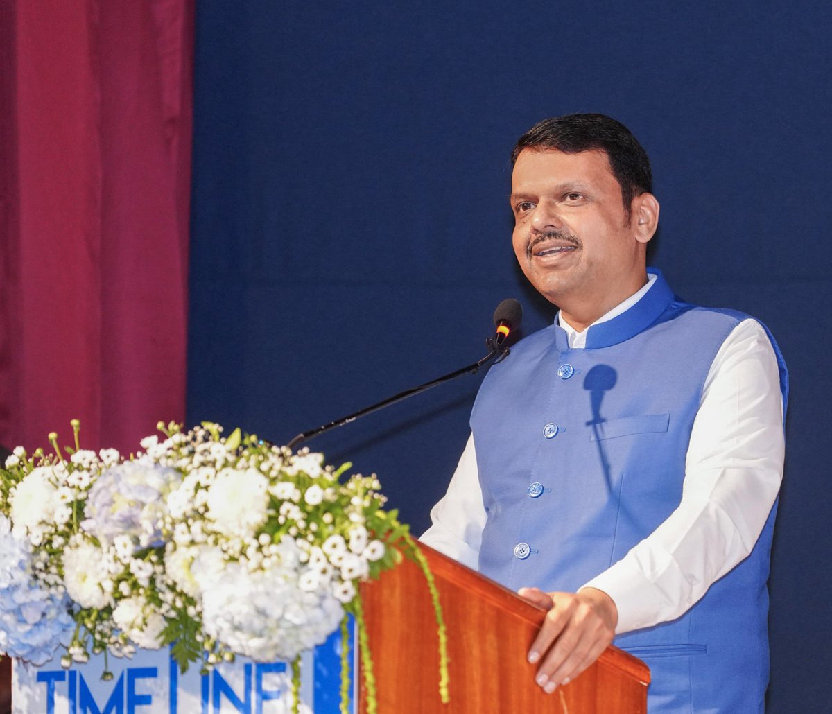 CMOMaharashtra's tweet photo. 🔸Release of the book 'Timeline' authored by Editor-in-Chief of the Lokmat Media Group, Rajendra Darda, at the hands of CM Devendra Fadnavis. 
Assembly Speaker Adv Rahul Narwekar, Minister Adv. Ashish Shelar, Chairman of the Lokmat Media Group, Vijay Darda and other dignitaries were present.

🔸मुख्यमंत्री देवेंद्र फडणवीस यांच्या हस्ते लोकमत माध्यम समूहाचे मुख्य संपादक राजेंद्र दर्डा यांच्या 'टाइमलाइन' या पुस्तकाचे प्रकाशन.
यावेळी विधानसभा अध्यक्ष ॲड. राहुल नार्वेकर, मंत्री ॲड. आशिष शेलार, लोकमत माध्यम समूहाचे अध्यक्ष विजय दर्डा यांच्यासह इतर मान्यवर उपस्थित होते.

🔸 मुख्यमंत्री देवेंद्र फडणवीस इनके करकमलों से लोकमत मीडिया समूह के मुख्य संपादक राजेंद्र दर्डा इनकी ‘टाइमलाइन' इस पुस्तक का विमोचन। 
इस अवसर पर विधानसभा अध्यक्ष एड. राहुल नार्वेकर, मंत्री एड. आशिष शेलार, लोकमत मीडिया समूह के अध्यक्ष विजय दर्डा एवं अन्य मान्यवर उपस्थित थे।

🕟 4.25pm | 6-6-2026📍Mumbai | संध्या. ४.२५ वा. | ६-६-२०२६📍मुंबई.

@Dev_Fadnavis @rahulnarwekar @ShelarAshish @vijayjdarda @RajendrajDarda 
#Maharashtra #DevendraFadnavis #BookRelease