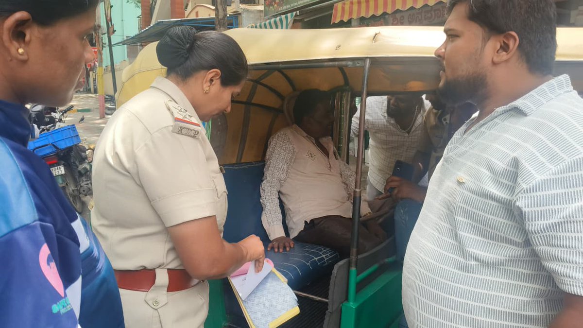 DCPNorthBCP's tweet photo. 🚭 ಸಾರ್ವಜನಿಕ ಸ್ಥಳಗಳಲ್ಲಿ ಧೂಮಪಾನ ಮಾಡುವುದು ಕಾನೂನುಬಾಹಿರ!
ಈ ದಿನ ಉತ್ತರ ವಿಭಾಗದ ಮಹಾಲಕ್ಷ್ಮಿ ಲೇಔಟ್ ಪೊಲೀಸ್ ಠಾಣಾ ವ್ಯಾಪ್ತಿಯಲ್ಲಿ #ರಾಣಿಚೆನ್ನಮ್ಮಪಡೆ ವತಿಯಿಂದ ಅಂಗಡಿಗಳ ಮುಂದೆ ಸಾರ್ವಜನಿಕವಾಗಿ ಧೂಮಪಾನ ಮಾಡುತ್ತಿದ್ದ ವ್ಯಕ್ತಿಗಳ ವಿರುದ್ಧ ಕ್ರಮ ಕೈಗೊಳ್ಳಲಾಗಿದ್ದು, 02 ಲಘು ಪ್ರಕರಣಗಳು ಹಾಗೂ 06 COTPA ಪ್ರಕರಣಗಳನ್ನು ದಾಖಲು ಮಾಡಲಾಗಿದೆ.
ಸಾರ್ವಜನಿಕರು ಧೂಮಪಾನ ನಿಯಂತ್ರಣ ಕಾಯ್ದೆಯನ್ನು ಪಾಲಿಸಿ, ಆರೋಗ್ಯಕರ ಹಾಗೂ ಸ್ವಚ್ಛ ವಾತಾವರಣ ನಿರ್ಮಾಣಕ್ಕೆ ಸಹಕರಿಸಬೇಕು.
 #COTPA #NoSmoking #PublicSafety #BengaluruCityPolice #DCPNorthBCP