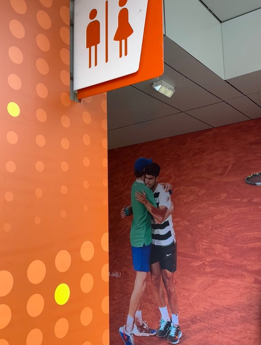 jannikandcarlos's tweet photo. Sincaraz banners everywhere in roland garros... I miss them https://t.co/TbnWSC2rKP