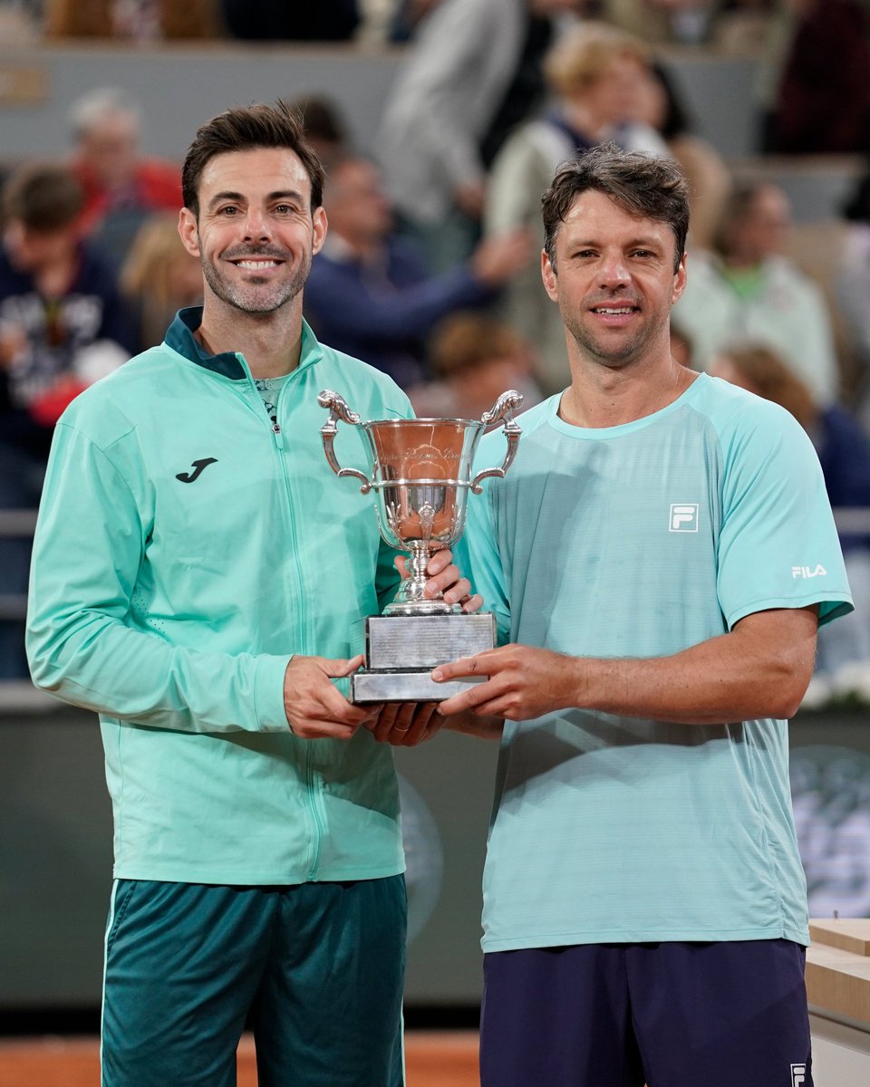 DropShot2026's tweet photo. GS @rolandgarros Final
La pareja formada por 🇪🇦 Marcel Granollers / 🇦🇷 Horacio Zeballos vence nuevamente en París imponiendose a 🇫🇮 H. Heliovara / 🇬🇧 H. Patten 6-4 6-2 en 1h 16'

Revalidan el título en Paris y logran su tercer título en un Grand Slam https://t.co/Ek0hgQvfps