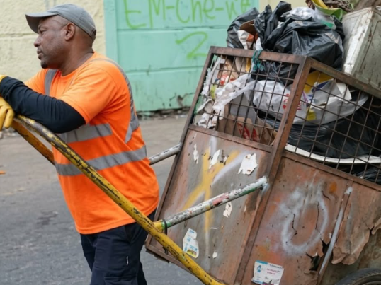 karirfess's tweet photo. Kisah "Tukang sampah asal Inggris Nangis, setelah coba  10 hari kerja di Indonesia" 😵

Pada 2012, BBC menayangkan dokumenter Toughest Place to be a Binman yang mempertemukan dua petugas kebersihan dari negara berbeda, yaitu Wilbur Ramirez dari London dan Imam Syafii dari Jakarta.

Di London, Wilbur bekerja mengangkut sampah menggunakan truk dengan fasilitas yang memadai.

Gajinya juga tergolong tinggi, bahkan disebut lebih besar dibanding sebagian pekerja kantoran sehingga kehidupannya terjamin.

Namun saat menjalani pertukaran profesi selama 10 hari di Jakarta, Wilbur melihat kondisi yang jauh berbeda.