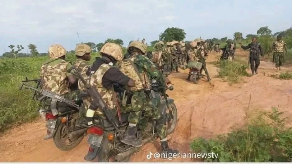 DeeOneAyekooto's tweet photo. The Nigerian Military Troops raid band!ts' hideout in Benue, recover weapons

Troops of sector 1, Operation Whirl Stroke (OPWS), raided a band!ts' hideout and ki11ed suspected band!ts and arrested many others in the Aterayange area of Ukum LGA in Benue state.

OPWS is a joint military effort targeting band!try and v!olent cr!mes in Benue, Nasarawa, and Taraba states.