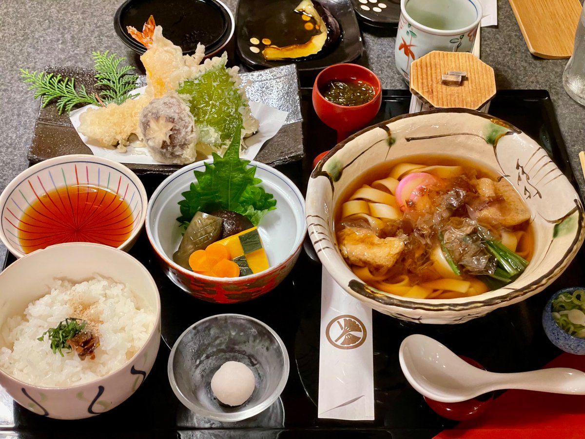 ichi3716's tweet photo. 今日の夕飯は諏訪屋さん
天麩羅きしめん御膳に
しました

今週は
夜マック3回
冨士屋さんに諏訪屋さん
振り幅が大きい週です
ご馳走様です🙏

#諏訪屋 https://t.co/dMiPZ8VJoq