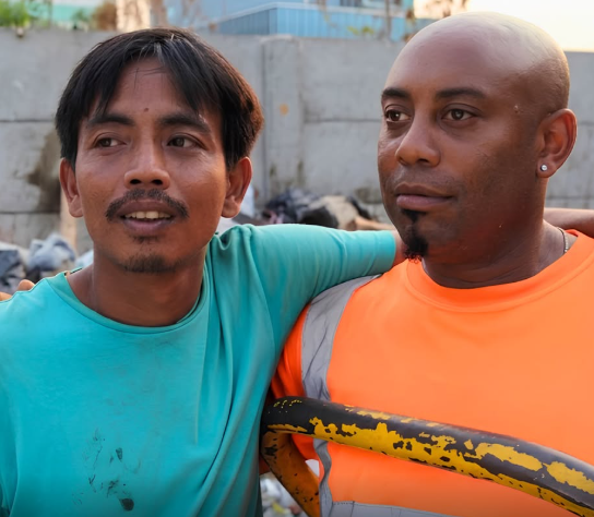 karirfess's tweet photo. Imam Syafii harus mengangkut sampah menggunakan gerobak dorong dan bekerja di tengah tumpukan sampah yang sering menumpuk karena truk pengangkut tidak datang setiap hari.  

Wilbur semakin terkejut ketika melihat kondisi rumah Imam dan kehidupan keluarganya yang serba kekurangan.  

Dalam dokumenter tersebut, ia bahkan terlihat menangis saat menyaksikan langsung kerasnya kehidupan yang dijalani rekannya itu.  Pengalaman tersebut membekas bagi Wilbur. 

Setelah kembali ke Inggris, ia menggelar acara penggalangan dana di sebuah klub musik di London untuk membantu Imam dan para petugas kebersihan lainnya di Indonesia.  

“Saya ingin membantu Imam dan teman-temannya mendapat gerobak baru,” kata Wilbur saat acara penggalangan dana di London.  

Tak hanya gerobak, Wilbur juga ingin mengumpulkan dana untuk membantu pendidikan anak-anak petugas kebersihan serta kebutuhan kesehatan mereka.  Kisah ini menjadi salah satu momen yang paling diingat dari dokumenter BBC tersebut.  

Setelah melihat langsung kehidupan petugas kebersihan di Jakarta, Wilbur menyadari bahwa pekerjaan yang sama bisa memiliki kondisi dan penghargaan yang sangat berbeda di dua negara.