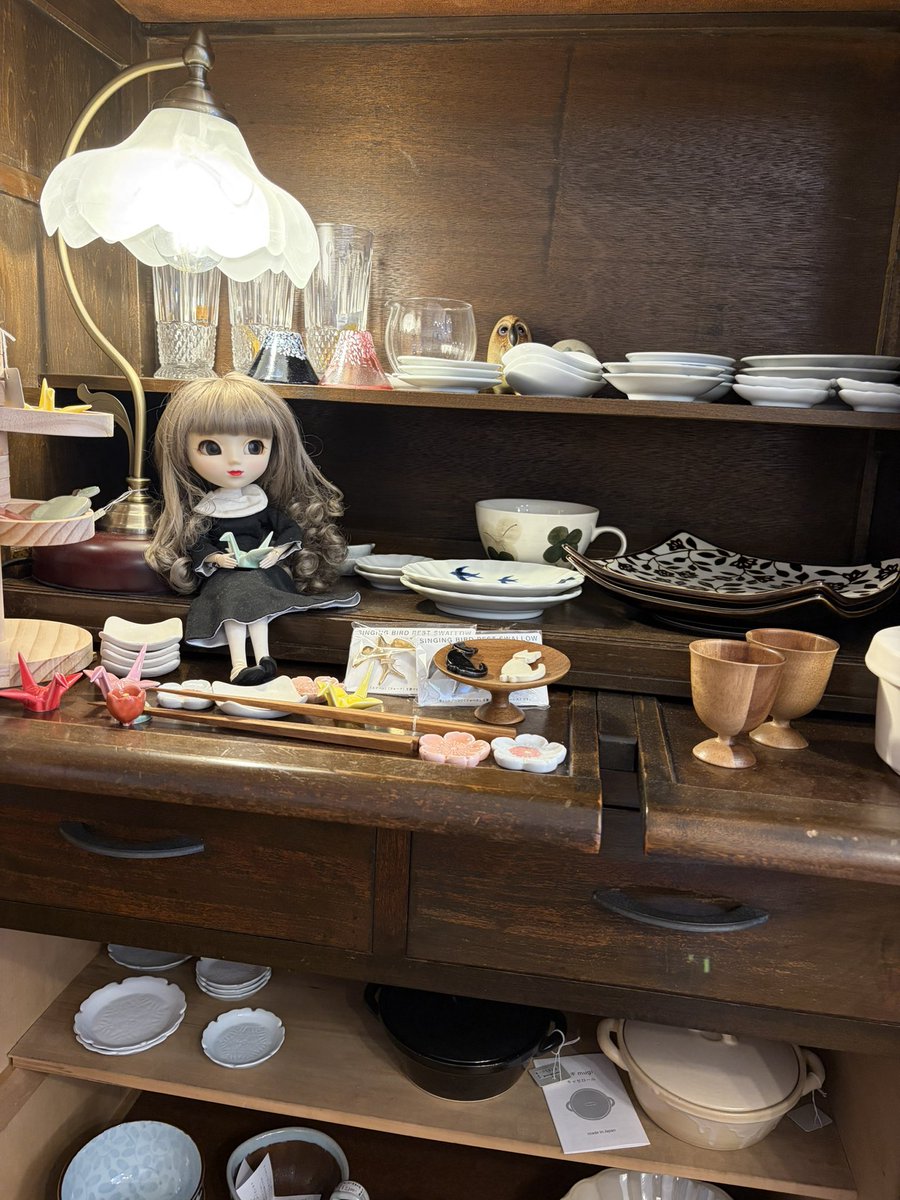 miima_minikago's tweet photo. 旅日記 〜番外編〜
実はBlythe(ブライス)さんだけでなくPulip(プーリップ)さんも連れて行ってました。
お店の許可をいただいて商品棚や商品と一緒に撮らせていただきました📸✨
「この箸置き、お土産にもプレゼントにもオススメですよ☺️」
#Linum
#雑貨
#日暮里 https://t.co/iEfeB5NGc0
