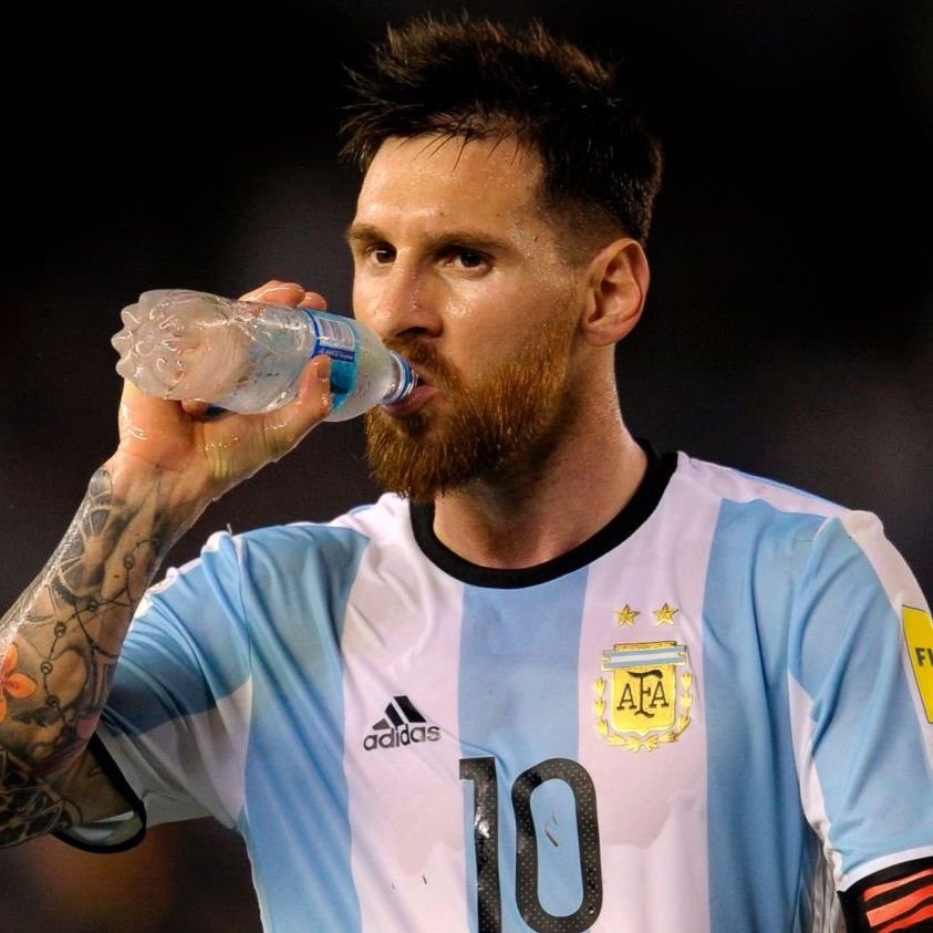 centregoals's tweet photo. 🚨🚨| FIFA has 𝐑𝐄𝐕𝐄𝐑𝐒𝐄𝐃 its decision to bar World Cup fans from bringing refillable water bottles at World Cup stadiums after strong backlash from fans. 

[@ESPNFC] https://t.co/WS53C6yAzO