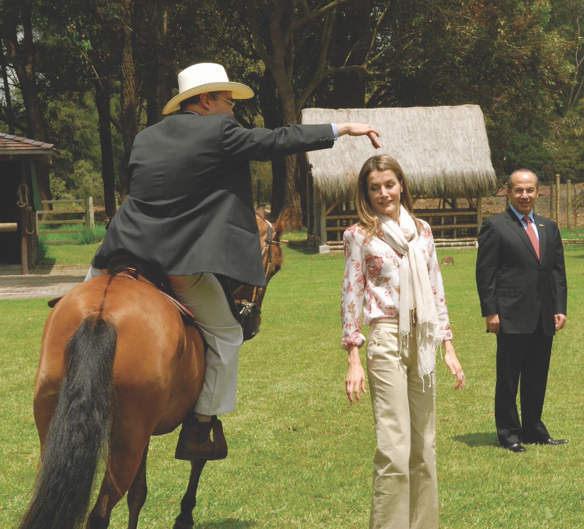 Royfcb_'s tweet photo. Uribe hizo eso hasta con la reina de España, pero creen que con Mina fue "esclavismo" solo por ser negro? Que racistas son los zurdos https://t.co/s1lrUcmxvW
