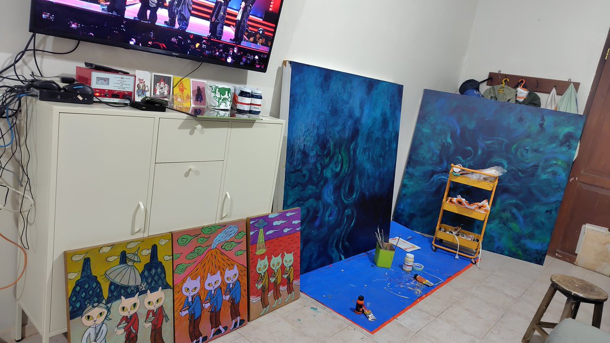 ysm141's tweet photo. 大きい絵がはかどらないので小さい絵を進めている。猫儀式3部作。まあこれもはかどらないのであるが… https://t.co/T7WB7QL2OQ