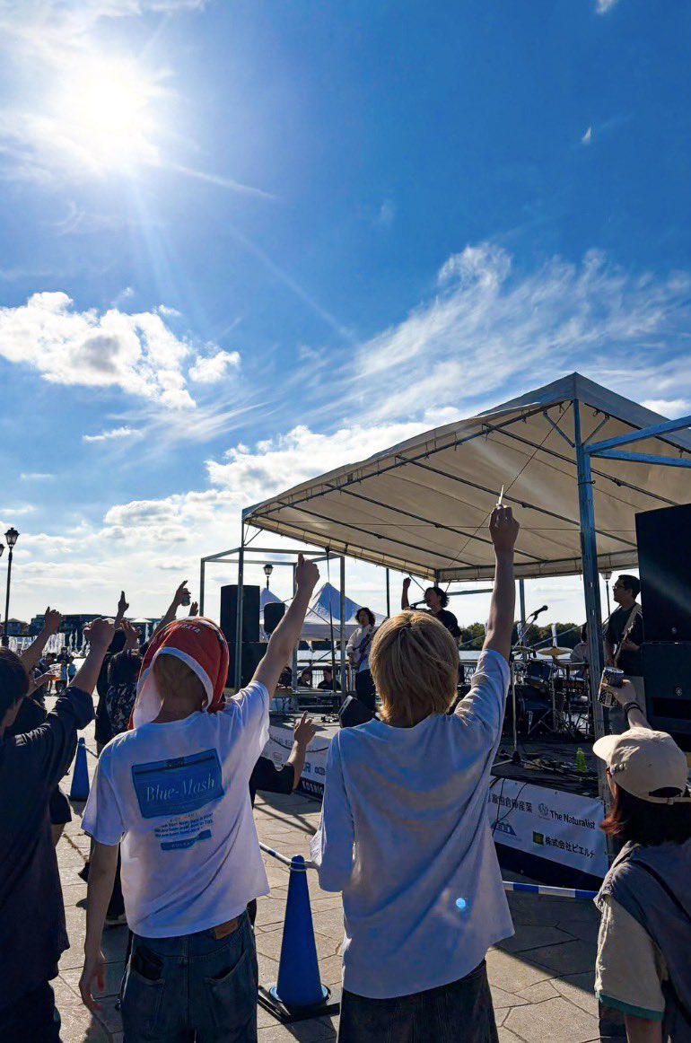 _rusk3939's tweet photo. 屋外のハルヲオモウめーっちゃ良かった！
ライブ自体初めてやった友達も楽しんでくれてたし、NiCKも気になる言うてくれてて最高〜 https://t.co/5YrUxZ5JHO